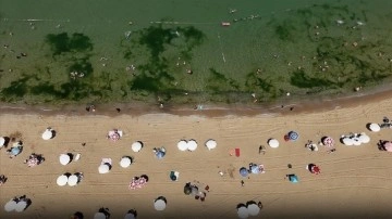 Sıcak havadan bunalan İstanbullular serinlemek için denize girdi