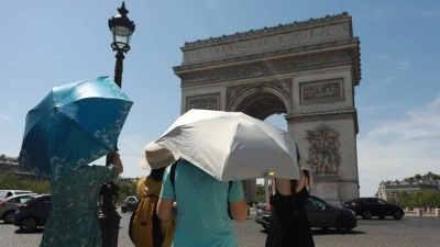 Sıcakların etkili olduğu Paris &ccedil;evresinde son 24 saatte yaklaşık 3 bin kişi hastanelere başvurdu