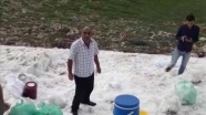 Sıcaktan bunalanlar iftarı Nemrut Dağı&#039;ndaki kar ile yapıyor