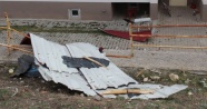 Şiddetli rüzgar çatıları yerinden söktü