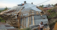 Şiddetli rüzgar evin çatısını uçurdu