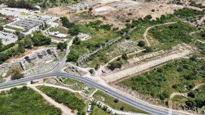 Side Antik Kenti'nin ikinci ana kapısına uzanan cadde g&uuml;n y&uuml;z&uuml;ne &ccedil;ıkarıldı