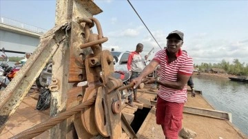 Sierra Leone'de araçların nehirden insan gücüyle geçirildiği sıra dışı taşımacılık