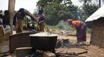 Sierra Leone'de yiyebildikleri tek öğünü yetimlerle paylaşan köy: Mabongse