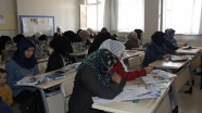 Sığınmacı anneler ile çocukları Türkçe öğreniyor