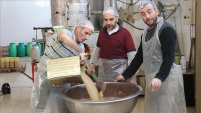 Siirt'te 5 kuşaktır aynı y&ouml;ntemle yapılan tahin helvasında ramazan mesaisi