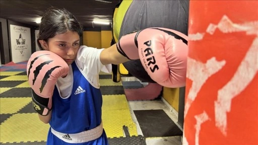 Siirtli 11 yaşındaki Eylül, boksta şampiyon babasının izinden gidiyor