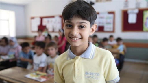 Siirtli öğrenci kampanyayla topladığı kitapları babasının ilk görev yaptığı okula ulaştırdı