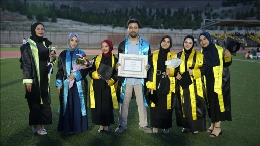 Siirtli öğretmen, öğrencileriyle birlikte okuduğu üniversiteden mezun oldu