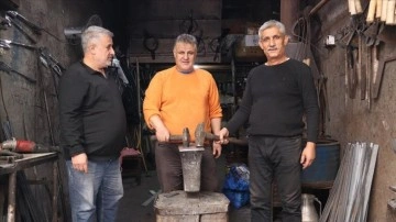Siirt'te demirci 3 kardeş 45 yıldır babadan kalma iş yerinde üretim yapıyor
