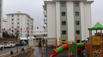 Siirt'te kentsel dönüşüm kapsamında yapımı tamamlanan 25 konut hak sahiplerine teslim edildi