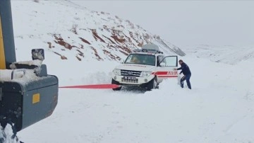 Siirt'te rahatsızlanan 2 kişi ekipler tarafından hastaneye ulaştırdı