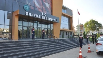 Silifke Belediyesine y&ouml;nelik operasyonda Belediye Başkanı Turgut ve 17 ş&uuml;pheli g&ouml;zaltına alındı