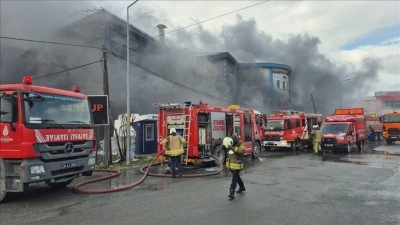 Silivri'de fabrikada &ccedil;ıkan yangına m&uuml;dahale ediliyor