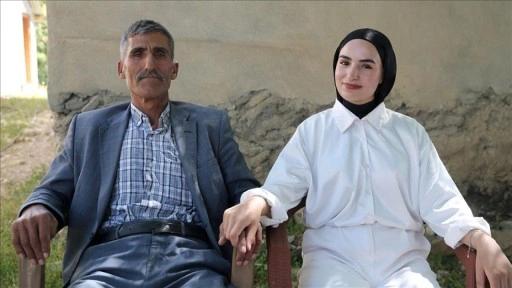 Sınav çıkışında kızını çiçekle karşıladı, sosyal medyada "yılın babası" ilan edildi