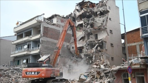 Sındırgı'da ağır hasarlı 18 bina daha yıkıldı