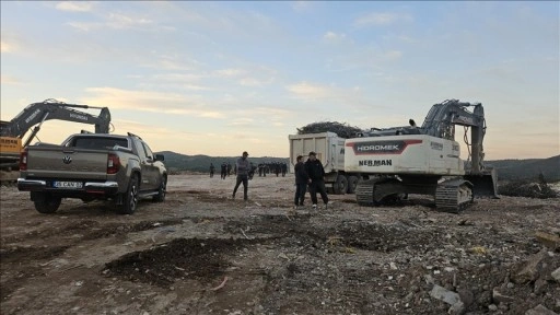 Sındırgı’da deprem sonrası yıkım ve enkaz kaldırma çalışmaları sürüyor