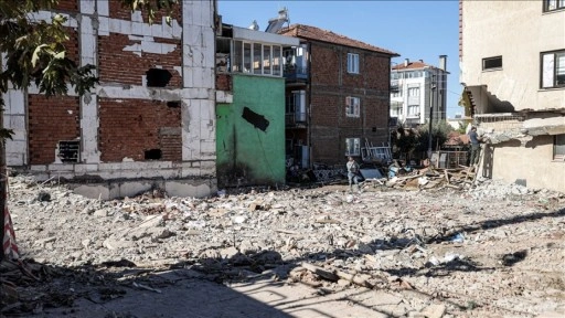 Sındırgı'da depremde yıkılan binaların enkaz kaldırma işlemleri tamamlandı