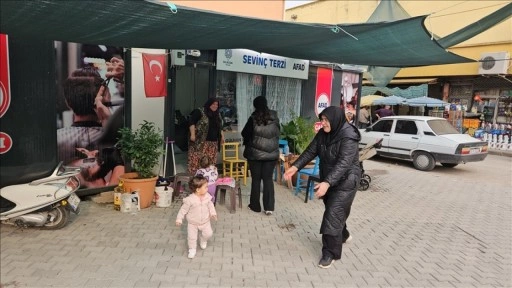 Sındırgı'da depremzede esnafa konteyner desteği
