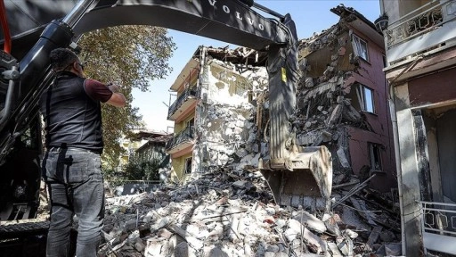 Sındırgı'da enkaz kaldırma ve hasar tespit çalışmaları sürüyor