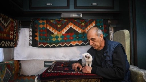 Sındırgı'da yaşayan halı tamircisi devam eden depremler nedeniyle dükkanını karavana taşıdı
