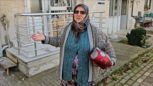 Sındırgı'daki depremde evi hasar gören kadın kızının hediyesi teybi yanından ayırmıyor