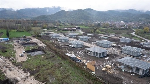 Sındırgı'nın kırsal mahallelerinde deprem konutlarının yapımı sürüyor