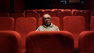 Sinema salonlarının emektar makinisti mesleğinden vazgeçemiyor