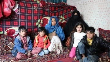 Sınıfta olması gereken küçük Afgan kardeşler 7 kişilik ailelerini geçindiriyor