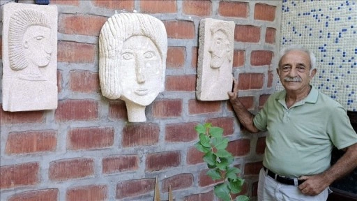 Sinop'ta emekli eğitimci sahilde bulduğu taşları yontarak insan figürleri yapıyor