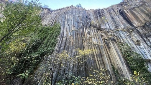 Sinop'ta milyon yıllık bazalt kayalıkları sonbahar renklerine büründü