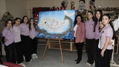 Sinop'ta &ouml;ğrenciler atık malzemelerden "Balina Aydın" r&ouml;lyefi yaptı