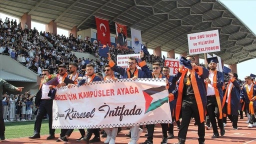 Sinop Üniversitesinin mezuniyet töreninde öğrenciler İsrail'in Gazze'ye saldırılarını kına