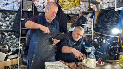 Sinoplu kardeşler ayakkabı tamirciliği serüvenlerini 45 yıldır aralıksız sürdürüyor