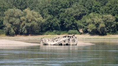 Sırbistan'da Tuna Nehri'nin su seviyesinin d&uuml;şmesiyle savaş gemisi enkazı yeniden ortaya &ccedil;