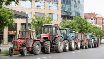 Sırbistan'daki çiftçiler, traktörleriyle hükümeti protesto etti