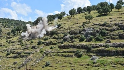 Şırnak'ta k&ouml;y sakinlerini korumak i&ccedil;in kayalık yama&ccedil;lar &ccedil;elik ağlarla &ouml;r&uuml;l&uuml;yor