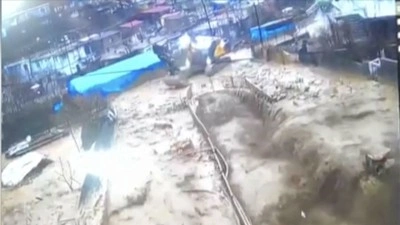 Şırnak'ta selden vatandaşların son anda kurtulmaları g&uuml;venlik kamerası ile kaydedildi
