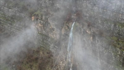 Şırnak'ta yağışlarla canlanan şelaleler dronla g&ouml;r&uuml;nt&uuml;lendi