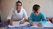 Şırnaklı anne, çocuğuyla birlikte EBA üzerinden okuma yazma öğrendi