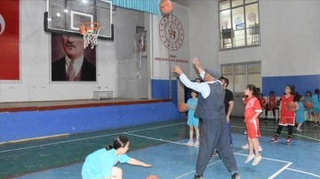 Şırnak'ta 67 yaşındaki Yusuf amca görev yaptığı okulda basketbol oynuyor
