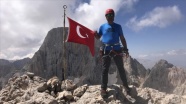 Sırtında 3 metrelik direkle çıktığı zirvelerde Türk bayrağını dalgalandırıyor