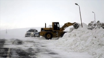 Sivas-Malatya kara yolu kar nedeniyle tır ve çekici trafiğine kapatıldı