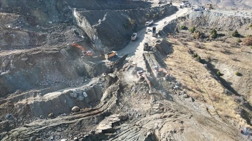 Sivas'ta demir madeni ocağında göçük altında kalan kişiyi arama çalışması sürüyor