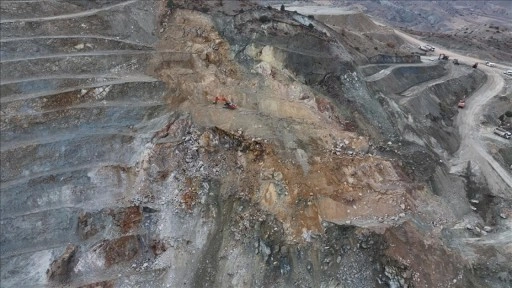 Sivas'ta demir madeni ocağında göçük altında kalan şantiye müdürünü arama çalışmaları sürüyor