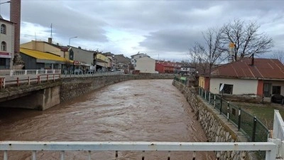 Sivas'ta eriyen kar sularıyla Tecer Irmağı'nın debisi y&uuml;kseldi