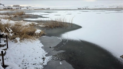 Sivas'ta Hafik G&ouml;l&uuml; kısmen buz tuttu