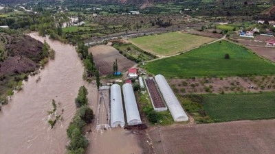 Sivas'ta Kelkit Nehri'nin taşmasıyla Ak&ccedil;ağıl K&ouml;pr&uuml;s&uuml; ve bazı seralar su altında kaldı
