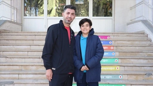 Sivas'ta nefes borusuna mandalina kaçan öğrenciyi öğretmeni Heimlich manevrasıyla kurtardı