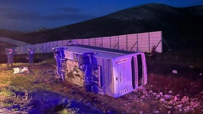 Sivas'ta taraftarları taşıyan midib&uuml;s&uuml;n devrilmesi sonucu 25 kişi yaralandı